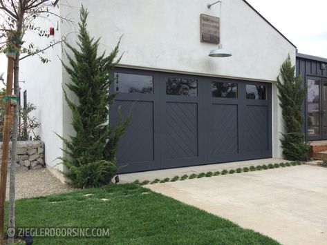 Grey Garage Doors, Black Garage Doors, Contemporary Garage Doors, Double Garage Door, Farmhouse Guest Bedroom, Black Garage, Farmhouse Garage, Garage Door Ideas, Modern Garage Doors