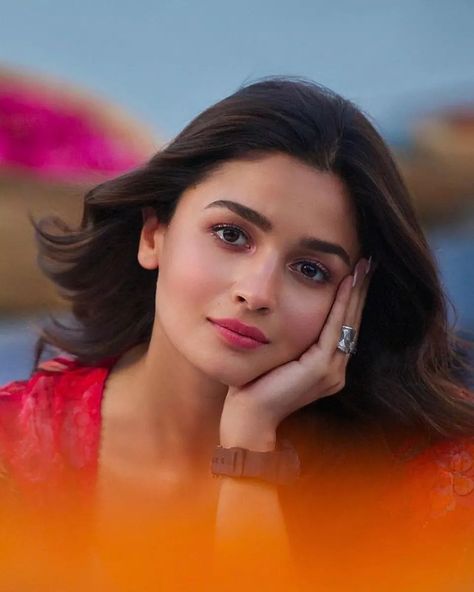 Anarkali Poses, Alya Bhatt, Alia Bhatt Dresses, Bollywood Female Actors, Alia Bhatt Fashion, Alia Ranbir, Pretty Eyes Color, Alia Bhatt Saree, Clean Skin Face