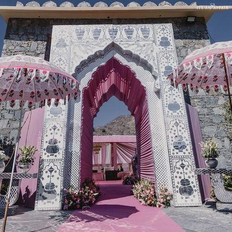 Mirror Theme Decor, Mirror Theme Wedding Decor, Shish Mahal, Mosaic Wedding, Wedding Walkway, Lavender Wedding Theme, Indian Wedding Theme, Wedding Salon, Classic Wedding Decorations