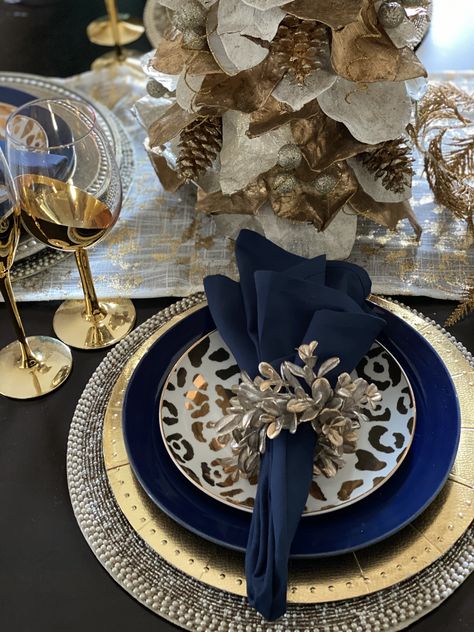 Kitchen Dinnerware Ideas, Blue And Gold Table Setting, Christmas Table Decorations Ideas, Christmas Dining Table Decorations, Dining Table Decorations, Table Decorations Ideas, Crockery Design, Blue Christmas Decor, Christmas Dining Table