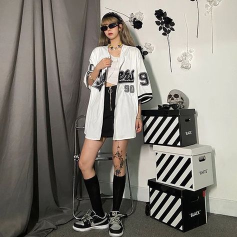 More than you think 164 / 64 Lim Baseball Style Outfits, Baseball Jersey Outfit Women, Baseball Shirt Outfit, Hip Hop Style Outfits, Blonde And Brunette Best Friends, Baseball Jersey Outfit, Streetwear Korean, Goth Shirt, Hip Hop Shirts