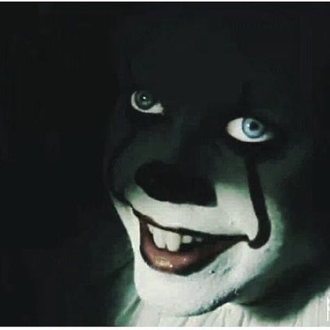 Es Pennywise, Bill Skarsgard Pennywise, Clown Horror, Pennywise The Clown, Pennywise The Dancing Clown, Funny Horror, Bill Skarsgard, Horror Movie Art, Dark Soul