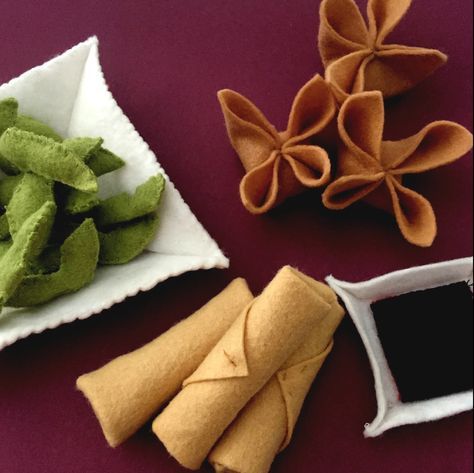 Every felt chef needs a good selection of appetizers on his or her menu. Help fill out the menu with these Asian inspired felt food starters. All of these are super fast and easy to make and add a … Asian Inspired Appetizers, Felt Food Pattern, Felt Spring, Felt Food Diy, Felt Food Patterns, Felt Play Food, Food Patterns, Toy Food, Felt Sheets