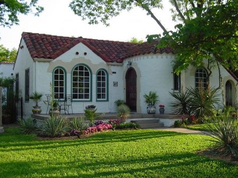 someday i want a house like this small cute spanish/mediterranean style Small Spanish Style Homes, Spanish Style House Plans, Boho Glam Home, Spanish Revival Home, Spanish Bungalow, Tile Roof, Stucco Homes, Ranch Style House Plans, Mediterranean Home Decor