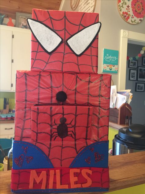 Spider-Man valentine box Batman Valentines, Superhero Valentines, Valentine Box Ideas, Girls Valentines Boxes, Homemade Christmas Crafts, Kids Valentine Boxes, Valentine Day Week, Box Valentine, Valentines Gift Bags