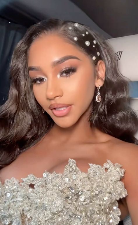 Prom Hairstyles Down Straight, Homecoming Makeup White Dress, Hoco Hairstyles For Round Faces, Hair Pearls Prom, Matric Hairstyles Long Hair, Homecoming Hairstyles With Gems, Pearl Prom Look, Hair With Diamonds Prom, Formal Event Hairstyles Black Women