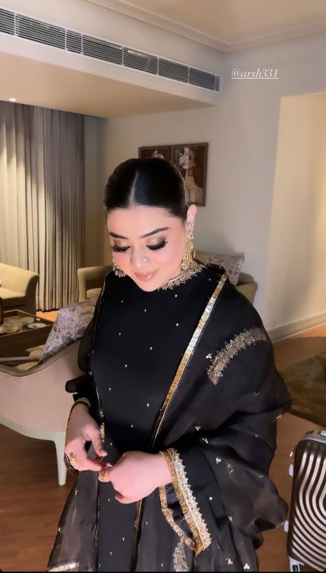 Qawali Night Makeup, Makeup On Black Lehenga, Black Suit Makeup Look Indian, Black Saree Eye Makeup Look, Black Suit Makeup, Qawali Night Outfits, Black Dress Indian, Shadi Ideas, Pakistani Makeup Looks