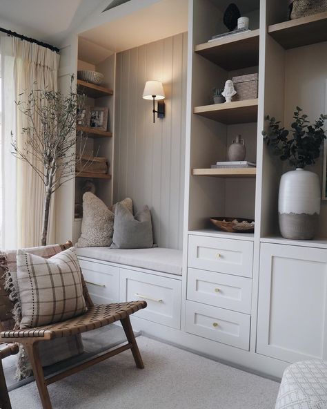 Built In Shelves Living Room, Living Room Built Ins, Mudroom Bench, Living Room Inspo, A Living Room, Home Office Design, Front Room, My New Room, Living Room Interior