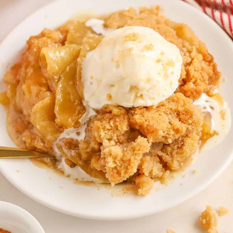 Apple Crumble Recipe (No Oats) - Celebrating Sweets Simple Apple Crumble Recipe, Apple Crumb Bars, Apple Crumble Topping, Apple Crisp Topping, Celebrating Sweets, Oat Crumble Topping, Apple Cobbler Recipe, Apple Crumble Recipe, Apple Crumb