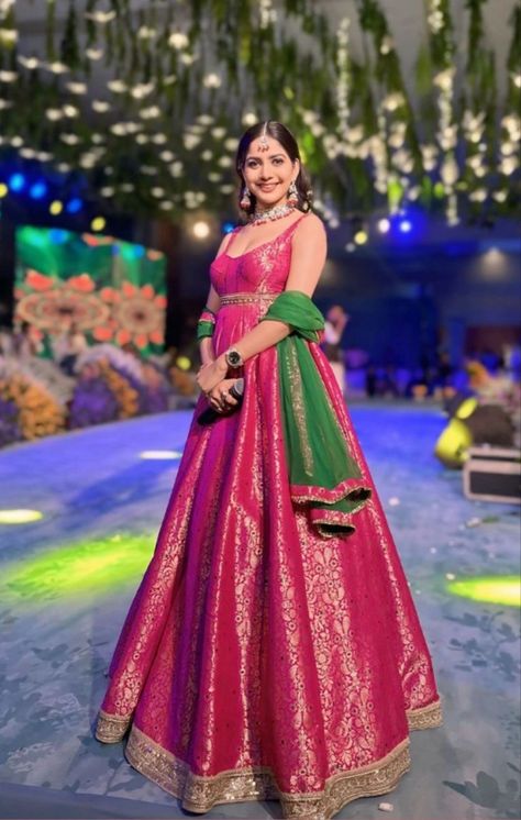 Banarsi Saree Gown Design, Indian Gown Designs For Wedding, Traditional Gowns For Women, Outfit For Roka Ceremony Women, Anarkali Made From Saree, Banarasi Saree Outfit Ideas, Banarsi Saree Dress Design Ideas, Stitch Lehenga From Saree, Shaadi Guest Outfit