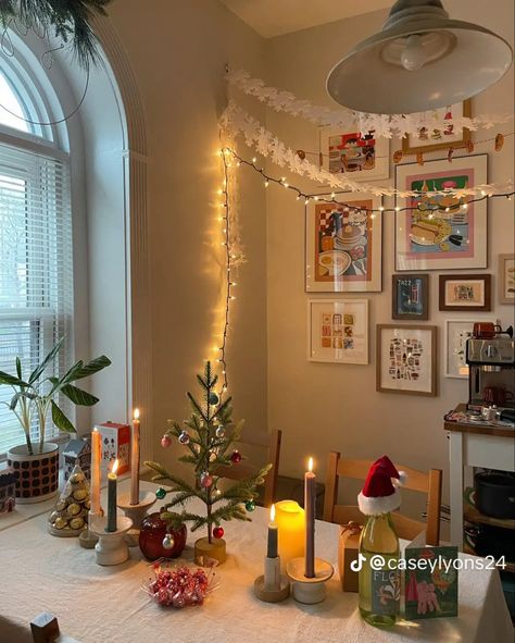 Aesthetic Christmas Apartment, Christmas Decor Flat, Christmas Aesthetic Small Apartment, Nyc Apartment Christmas Decor, Campus Apartment Decor, Xmas Room Decor Aesthetic, Xmas Apartment Decor, Christmas Flat Decoration, Christmas Room Decor Aesthetic Cozy