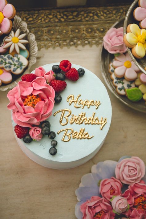 Happy Birthday Bella, Happy Name Day, Cake Happy Birthday, Flowers Cake, What Is Your Name, Name Day, Birthday Photoshoot, Cake Designs, Cake Decorating