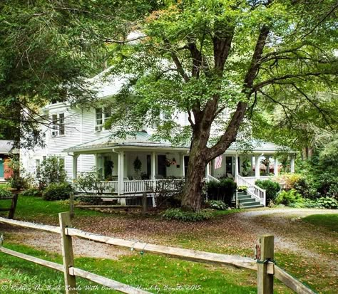 Old Country Houses, New England Farmhouse, American Farmhouse, Farmhouse House, Old Farm Houses, Southern Home, Farmhouse Exterior, Cute House, Old Farmhouse