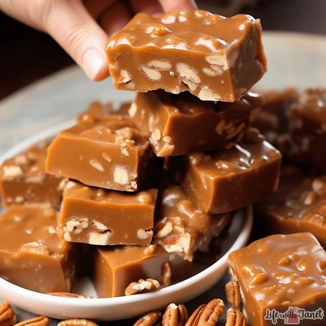 Oklahoma Nut Candy, Candied Nuts Recipe, Caramel Candies Recipe, Pecan Log, Christmas Toffee, Fudge Caramel, Christmas Candy Easy, Shower Melts, Homemade Candy