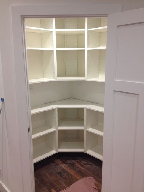 Big Corner Pantry Ideas, Walk In Corner Pantry Design, Corner Walking Pantry, Corner Pantry Ideas Walk In, Large Corner Pantry Walk In, Walk In Corner Pantry Ideas Layout, Small Square Pantry Ideas, Small Walk In Corner Pantry, Corner Pantry Organization Ideas Walk In