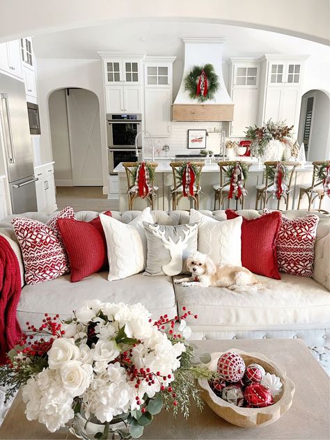 Christmas Couch Decor, Christmas Homes, Christmas Dreaming, Cozy Christmas Decor, Christmas Apartment, Christmas Decor Inspiration, Christmas Themes Decorations, Diy Christmas Decorations, Christmas Decorations Living Room