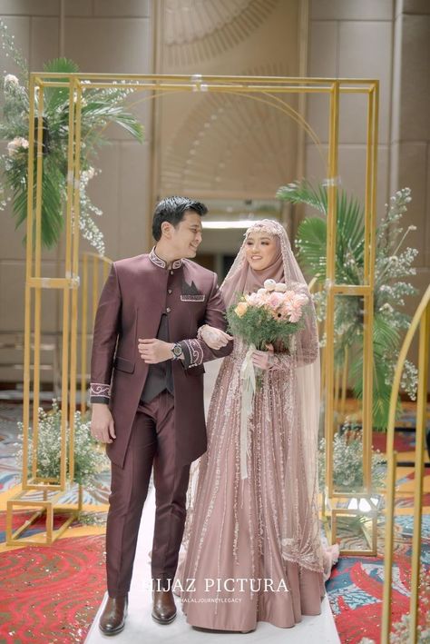 Ini kisah tentang SITI AISYAH AZ-ZAHRA anak pesantren yang dinikahka… #fiksiremaja # Fiksi Remaja # amreading # books # wattpad Gaun Resepsi Hijab, Baju Akad Nikah Muslim Syari, Pose Tunangan, Akad Dress, Islamic Bride, Wedding Dress Hijab, Wedding Hijab Styles, Kebaya Wedding, Muslim Wedding Photography