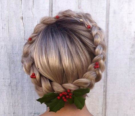 Content description Wreath Hairstyle, Whoville Hair, Christmas Party Hairstyles, Aesthetic Types, Twist Ponytail, Glam Doll, Hair Idea, Hair Wreath, Christmas Hairstyles