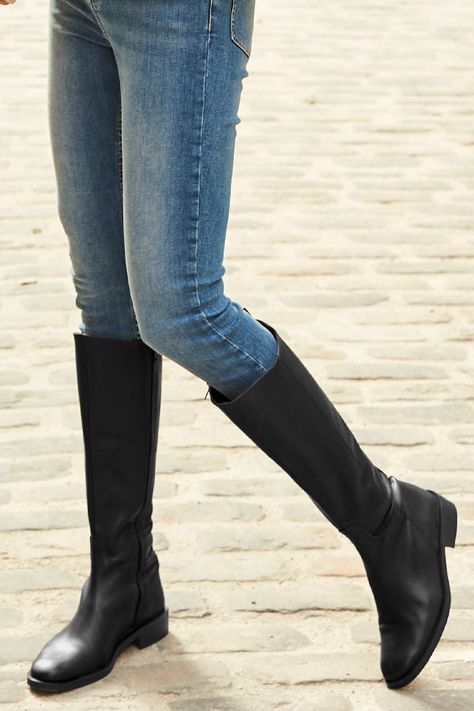 Flat Knee High Boots Outfit, Black Flat Knee High Boots, Flat Boots Outfit, Black Leather Boots Knee High, Black Knee High Boots Outfit, Long Black Boots, Knee Boots Flat, Black Flat Boots, Black Boots Outfit