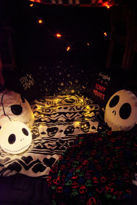 Pillow Fort Aesthetic, Aesthetic Halloween Bedroom, Halloween Room Ideas, Halloween Sleepover Ideas, Animated Halloween Movies, Spooky Sleepover, Sleepover Fort, Indoor Movie Night, Fall Sleepover