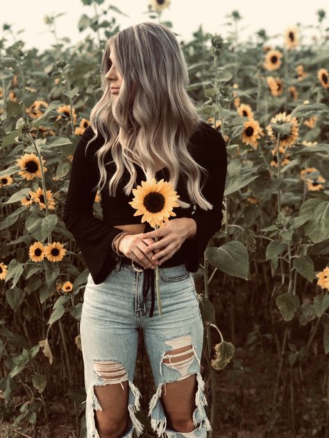 Western Sunflower Photoshoot, Outfits For Sunflower Pictures, Sunflower Sunset Photoshoot, Sunflower Patch Outfit Ideas, Cute Sunflower Pictures Photo Ideas, Sunflower Field Outfit Ideas Fall, Sunflower Patch Outfit, Senior Picture Poses In Sunflower Field, Outfit Ideas For Sunflower Photos