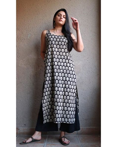 Sleeveless Kurti Designs, Basic Blouse Designs, Sleeveless Kurti, Indian Ethnic Fashion, Kurtis Design, Keep Me Stylish, Stylish Kurtis Design, Ethnic Dresses, Vaishno Devi