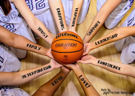 Teamwork makes the dreamwork. Basketball team Basketball Team Pictures, Basketball Pictures Poses, Basketball Senior Night, Basketball Workout, Bola Basket, Basketball Photos, Basketball Party, Basketball Posters, Basketball Workouts