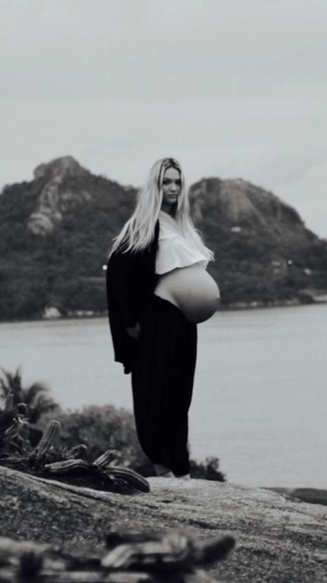 Candice Swanepoel Pregnant, Candice Swanepoel Photoshoot, Pregnant Photoshoot, Maternity Studio Photoshoot, Pregnant Outfits, Maternity Studio, Earth Mother, Studio Photoshoot, Elsa Hosk