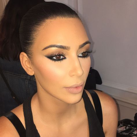 Throwback to this reverse smokey eye look in Cannes last year. Now a very popular trend on social media ♥️ swipe through to see some BTS #MakeupByMario #kimkardashian hair @jenatkinhair Reverse Smokey Eye, Estilo Kim Kardashian, Wedding Makeup For Brunettes, Kardashian Makeup, Kim Kardashian Makeup, Brunette Makeup, Pinterest Makeup, Beauty Make-up, Perfect Eyebrows