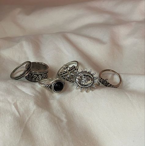 Grunge Jewellery Rings, Grunge Rings Aesthetic, Accessories Aesthetic Grunge, Rings Dark Aesthetic, Aesthetic Rings Vintage, Vintage Rings Aesthetic, Rings Aesthetic Vintage, Rings Grunge, Grunge Rings