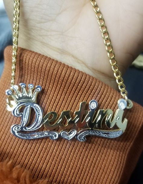 Quince Necklace, Gold Name Plate Necklace, Payal Designs Silver, Gold Name Plate, Marvel Store, Custom Gold Jewelry, Necklace Styles, Name Plate Necklace, Necklace Aesthetic