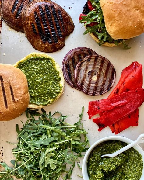 Mushroom Burger Vegan, Portabella Mushroom Burger, Grilled Portobello Mushroom Burger, Portobello Mushroom Burgers, Vegan Grill, Vegan Mushroom Burger, Mushroom Burger Recipe, Grilled Onion, Portobello Mushroom Burger