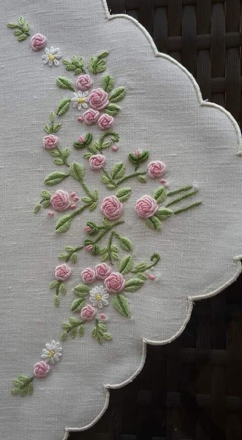 Handkerchief Embroidery, Cushion Embroidery, Diy Embroidery Patterns, Pola Kristik, Basic Embroidery Stitches, Hand Embroidery Tutorial, Handmade Embroidery Designs, Embroidery Stitches Tutorial, Pola Sulam