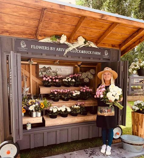 Flower Roadside Stand, Portable Farm Stand, Farm Stand On Wheels, Flower Farm Stand, Road Side Stand Ideas, Diy Roadside Farm Stand, Hanging Art Ideas, Roadside Farm Stand Ideas, Diy Farm Stand