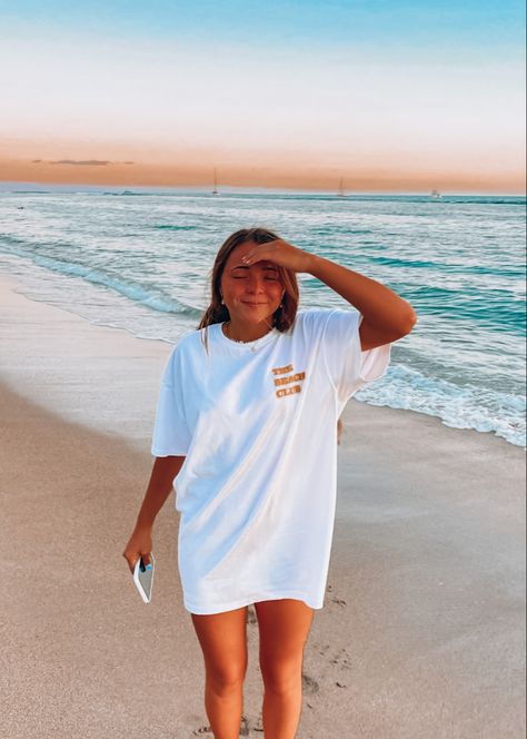 Swimsuit Coverup Ideas, Forever Chasing Sunsets, Beach Tshirt, The Beach Club, Preppy Sweatshirts, Hoodies Aesthetic, Chasing Sunsets, Trendy Crewneck, Sweatshirt Trendy