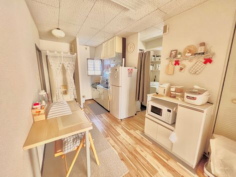 Aesthetic Japanese Apartment, Japanese Mini Apartment, Small Japanese Apartment Aesthetic, Inside Japanese Home, Cute Japanese Apartment, Japanese Tiny Apartment, Japanese Apartment Kitchen, Japan Apartment Aesthetic, Japanese Apartment Layout