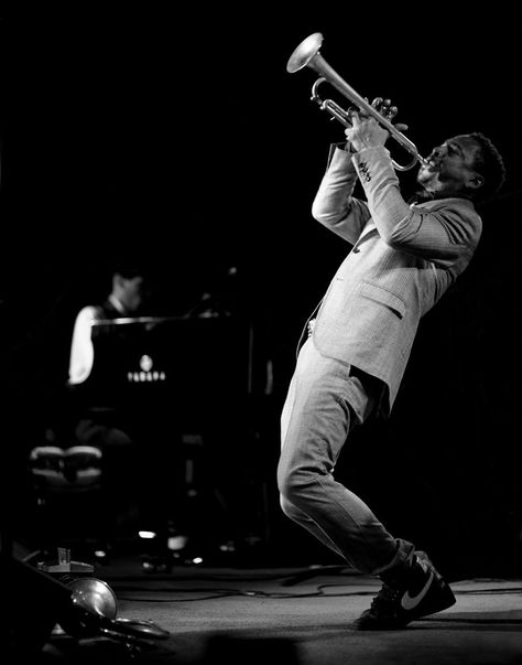 Roy Hargrove. Jazz Players, Musician Photography, Contemporary Jazz, Jazz Poster, Jazz Art, Jazz Artists, Lead Sheet, Smooth Jazz, Jazz Musicians