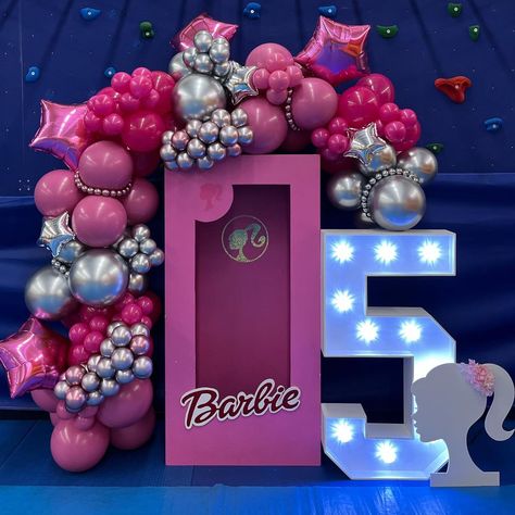 Barbie Box With Balloons, Barbie Box Balloon Garland, Barbie Balloon Arch, Barbie Balloon Garland, Birthday Preparation, Birthday Setup, Baloon Art, Holiday Balloons, Barbie Theme Party