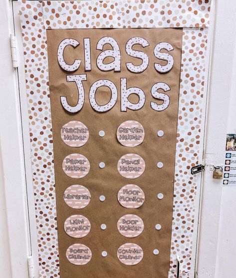 2nd Grade Classroom Aesthetic, Teaching Kindergarten Aesthetic, Prek Jobs, Aesthetic Classroom Decor Elementary, Dream Job Aesthetic Teacher, Primary Teacher Aesthetic, Kindergarten Classroom Aesthetic, Teacher Life Aesthetic, Aesthetic Teacher Classroom