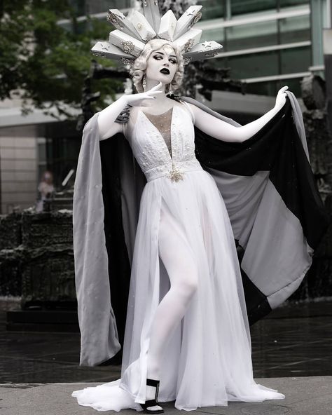 I am very aware this is becoming a White Diamond cosplay page but y'all don't seem to be sick of her yet so 🤷‍♀️ ____ 📸 @luudanhphotography White Diamond Steven Universe Cosplay, White Diamond Cosplay, Steven Universe Costume, Universe Costume, Su Cosplay, White Diamond Steven Universe, Diamond Costume, Steven Universe Cosplay, Drag Queen Costumes