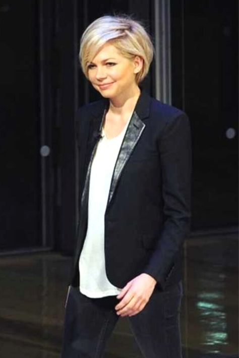 How do you dress Edgy Classic style when you are building your capsule wardrobe? April from Stunning Style Blog has tips for finding Edgy Classic outfit ideas that reflect your unique personality. Whether you want to improve your body confidence or find outfit ideas, here are some great tips. #fashion #style #womenover40 Top Hairstyles, Cute Hairstyles For Medium Hair, Michelle Williams, Haircut And Color, Hair Envy, Short Pixie, Hair Today, Great Hair, Hair Dos