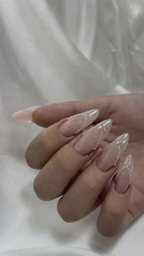 #pearl #haileybieber #nailsart #nailsofinstagram #nailartideas #naildesign Valentines Nails Pearls, Glitter Nails With Pearls, Pearl Winter Nails, Pearl Themed Nails, Acrylic Nails With Pearl Stones, White Pearl Nails Design, Nail Pearl Design, Chrome Nails With Pearls, Pearl Nails Acrylic