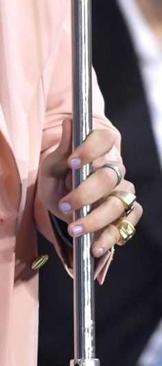 Harry Styles Hands, Harry Styles Nails, Art Designs Ideas, Med Tech, Harry Styles Pictures, Harry Styles Photos, Mr Style, Harry Edward Styles, Edward Styles