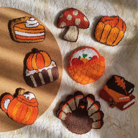 These handmade items, created using the punch needle technique, beautifully reflect the spirit of autumn with warm, vibrant colors.🍂 The image showcases various autumn-themed figures, such as a mushroom, pumpkin, turkey, books, a cozy teapot, and a slice of pumpkin pie. Each design stands out with its soft texture and can be used both decoratively and functionally.🍄🍰 These pieces can serve as coasters, hanging ornaments, or even magnets. Every item is carefully crafted, making them perfect fo Punch Needle Crafts To Sell, Punch Needle Patterns Christmas, Pumpkin Punch Needle, Ghost Punch Needle, Halloween Needle Punch, Autumn Punch Needle, Friendsgiving Gifts, Fall Punch Needle Coaster, Punch Needle Patterns Free Printable