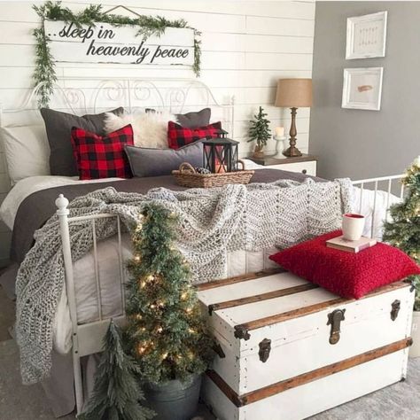 53 Chic Winter Decor Ideas to Try Asap #Home Decoration source: https://matchness.com/2018/11/18/53-chic-winter-decor-ideas-to-try-asap/ Luxurious Christmas, Christmas Decorations Bedroom, Christmas Bedroom, Christmas Room, Farmhouse Christmas Decor, Awesome Bedrooms, Noel Christmas, Country Christmas, Christmas Deco