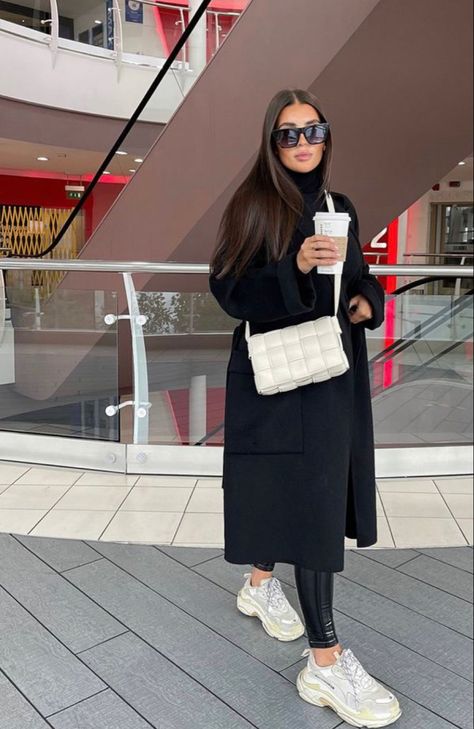 Winter Fashion Outfits Europe, Black Coat Winter Outfits Women, Long Black Winter Coat Outfit, Long Dress Outfit Fall, Orolay Coat Outfit, Poland Outfits Winter, Night Dinner Outfit Classy, Outfit Aeroport, Winter Attire For Women