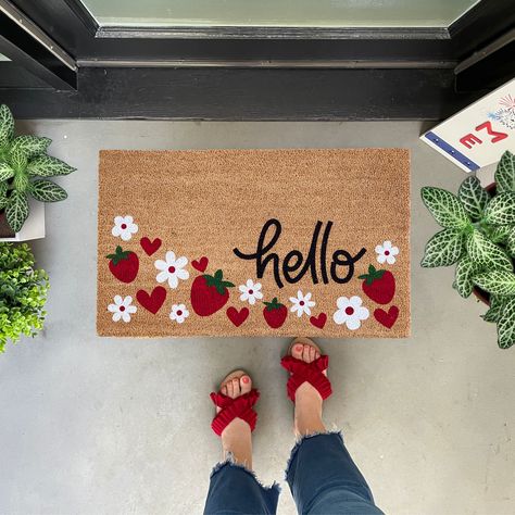 Our hello strawberry doormat is the perfect way to create an inviting summertime entry way! This outdoor doormat features daisy flowers, sweet strawberries and cute hearts in bright red, greens and white!  ✦Production time is 3 business days prior to shipping. Shipping is UPS Ground or USPS service. No PO Boxes, please. ✦All our coir welcome mats are natural brown in color. Minor variations are normal. ✦Each original design is available in 3 sizes: Small: 16x24, Standard: 18x30 and Oversized: 24 Painted Rugs Diy, Diy Outdoor Mat, Strawberry Doormat, Diy Painted Doormat, Doormat Painting, Welcome Mat Ideas, Coir Rugs, Diy Welcome Mat, Door Matts