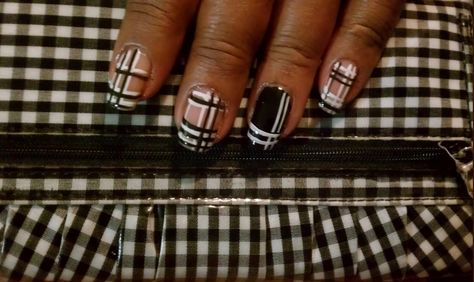 Fall Plaid Nails Short, Short Fall Plaid Nails, Plaid Short Nail Designs, Grey Plaid Nails, Plaid Nails Black And White, Black And White Plaid Nails, Black Plaid Nails, Black And White Short Nails, Diy Plaid Nail Art