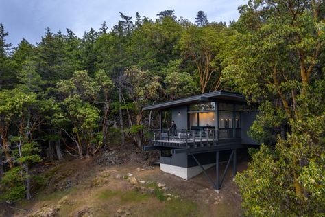 Heliotrope creates Buck Mountain Cabin for forested site in Washington Orcas Island Washington, Lakefront Cabin, Basalt Rock, Clad Home, Cedar Cladding, Black Granite Countertops, Glazed Walls, Orcas Island, Clerestory Windows