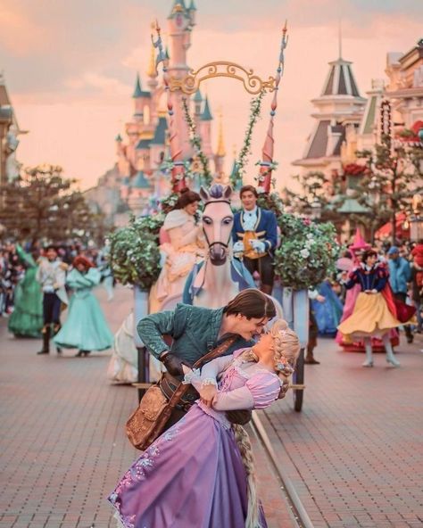 Disney Ballgowns, Real Life Disney Characters, Disney World Princess, Disney World Aesthetic, Couples Disney, Disneyland Characters, Disneyland World, Disney Cute, Disney Photo Ideas